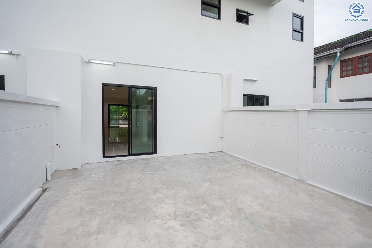 บ้านมือสองตกแต่งใหม่ ดีไซน์สวย ม.บ้านช่อชัยพฤกษ์ จรัญฯ-ปิ่นเกล้า เนื้อที่ 30.6 ตร.ว. ฟังก์ชัน 3 ห้องนอน 3 ห้องน้ำ จอดรถได้ 2 คัน รองรับทุกกิจกรรม บนทำเลเชื่อมต่อหลายเส้นทาง ใกล้จุดขึ้นทางด่วน "ศรีรัช" และรถไฟฟ้าสายสีแดง "สถานีบางบำหรุ"